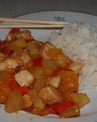 Курица с перцем и ананасами в кисло-сладком соусе