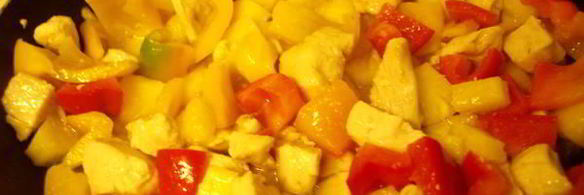 курица с перцем и ананасами в кисло-сладком соусе