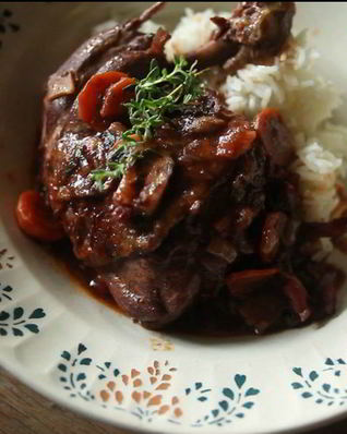 Курица тушеная в вине