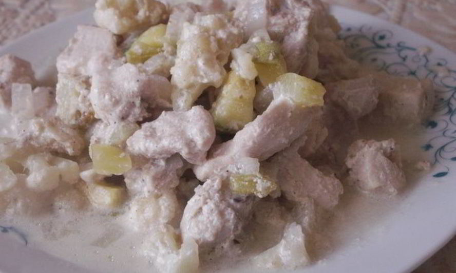 Рецепт курицы, тушенной в сметане с цветной капустой