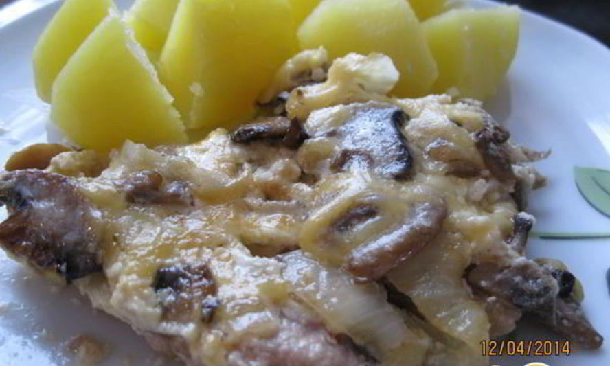 Рецепт мяса под сырно-сливочным соусом с шампиньонами