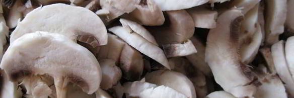 мясо под сырно-сливочным соусом с шампиньонами