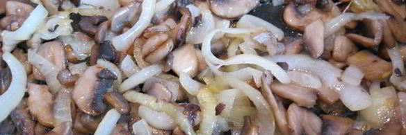 мясо под сырно-сливочным соусом с шампиньонами