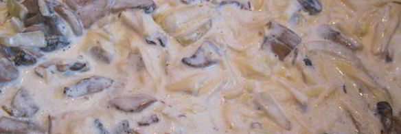 мясо под сырно-сливочным соусом с шампиньонами