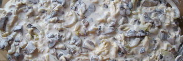 мясо под сырно-сливочным соусом с шампиньонами