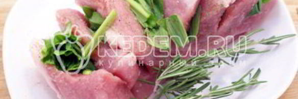 мясо в рукаве с черемшой и розмарином