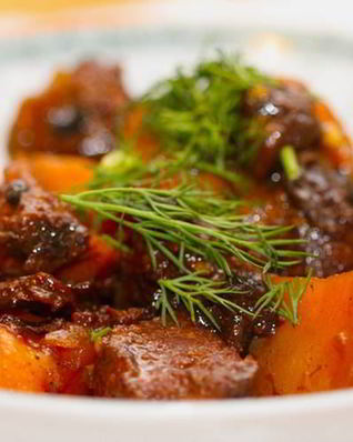 Соте из баранины с черносливом и миндалем