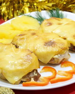 Свинина с ананасами и сыром