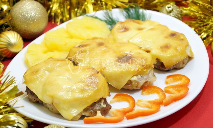 Рецепт свинины с ананасами и сыром