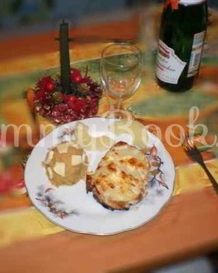 Свинина с ананасами в духовке