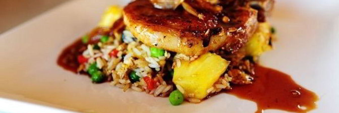 Свиные отбивные с ананасом и рисом