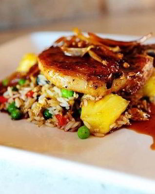 Свиные отбивные с ананасом и рисом