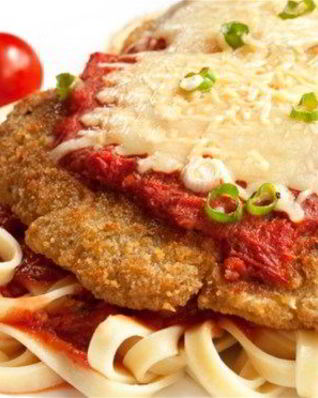 Телятина под сыром с томатным соусом, анчоусами и каперсами