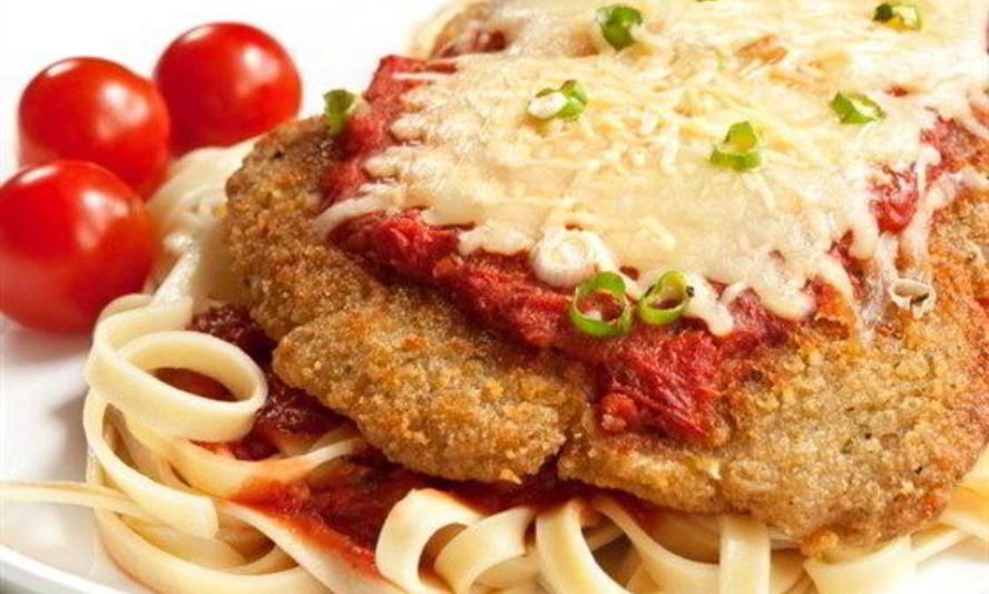 Рецепт телятины под сыром с томатным соусом, анчоусами и каперсами