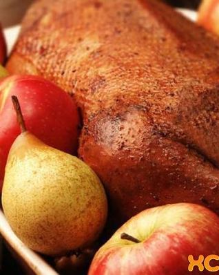 Запеченный гусь с фруктами