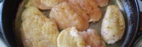 жареное мясо кусочками на сковороде