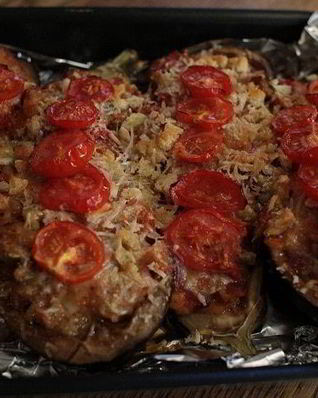Баклажаны, фаршированные овощами и сыром