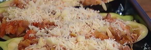 баклажаны, фаршированные овощами и сыром