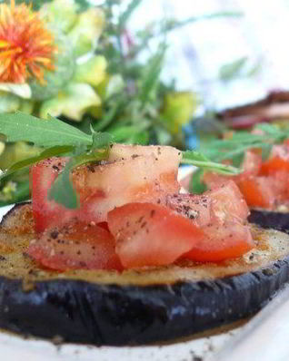 Баклажаны под томатной сальсой