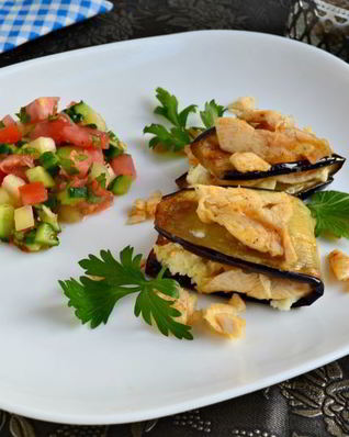 Баклажаны с брынзой, курицей и овощной сальсой