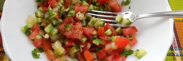 баклажаны с брынзой, курицей и овощной сальсой