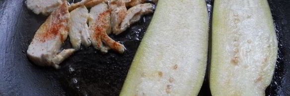 баклажаны с брынзой, курицей и овощной сальсой