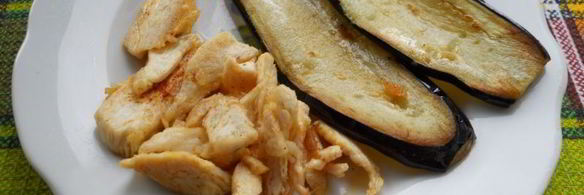баклажаны с брынзой, курицей и овощной сальсой