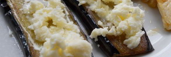 баклажаны с брынзой, курицей и овощной сальсой