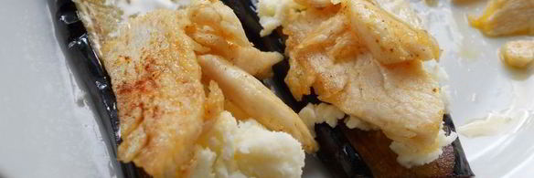 баклажаны с брынзой, курицей и овощной сальсой