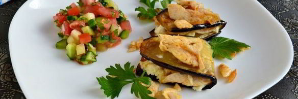 баклажаны с брынзой, курицей и овощной сальсой