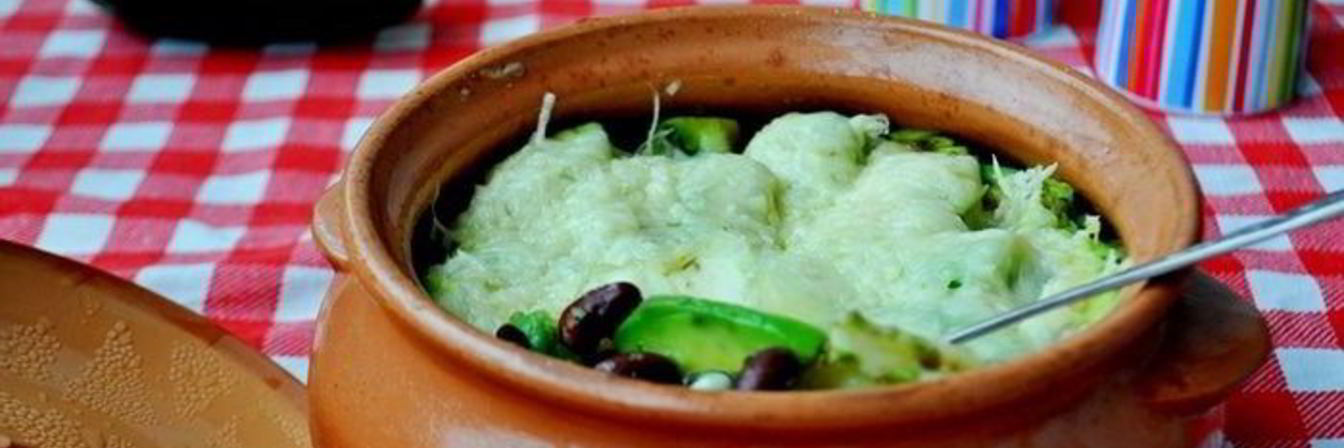 Фасоль с авокадо, запеченные в горшочке