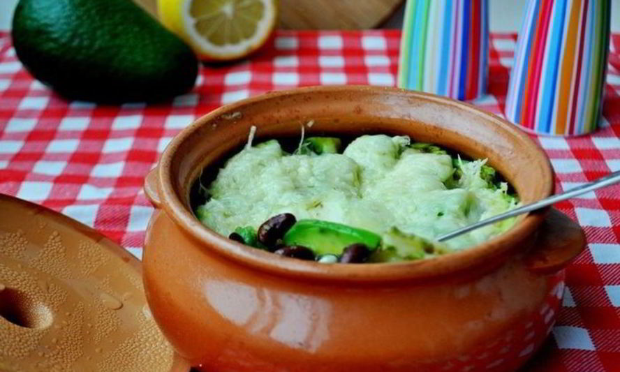 Рецепт фасоли с авокадо, запеченные в горшочке