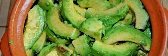 фасоль с авокадо, запеченные в горшочке