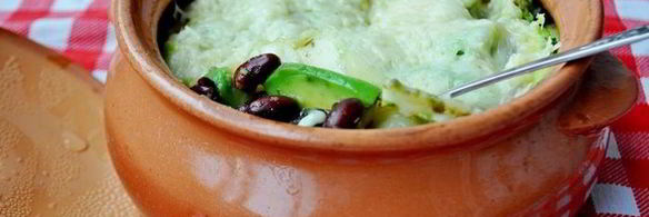 фасоль с авокадо, запеченные в горшочке