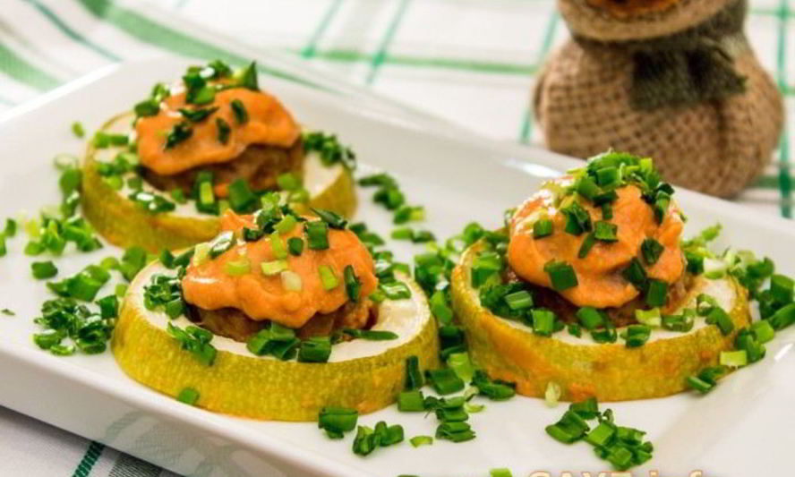 Рецепт кабачков с фаршем в сметанно-томатном соусе