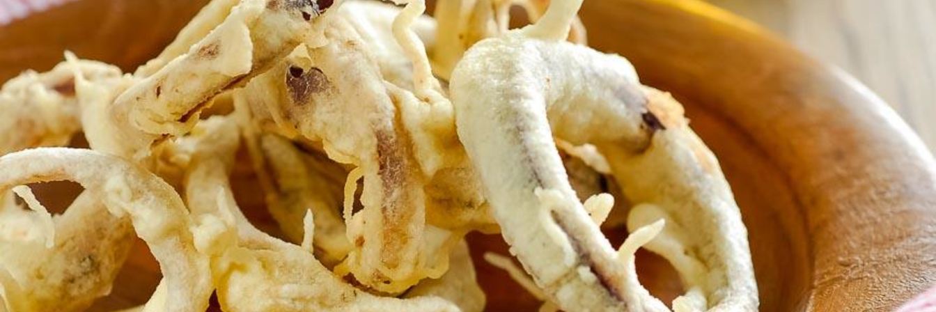 Лук в кляре с сырным соусом