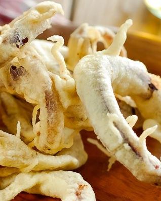 Лук в кляре с сырным соусом