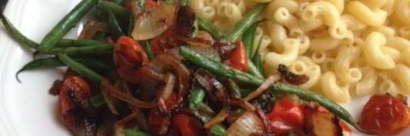 Стручковая фасоль с луком и помидорами