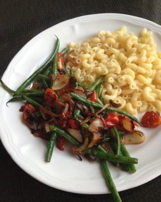 Стручковая фасоль с луком и помидорами