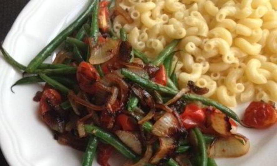 Рецепт стручковой фасоли с луком и помидорами