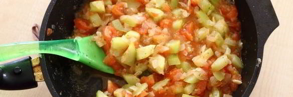 тушеные кабачки с помидорами