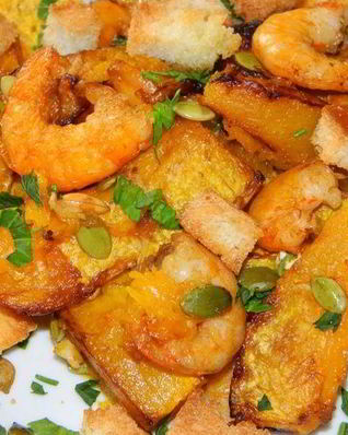 Запеченная тыква с креветками, сухариками и тыквенными семечками