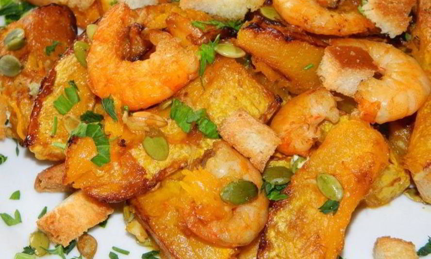Рецепт запеченной тыквы с креветками, сухариками и тыквенными семечками