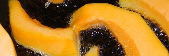 запеченная тыква с креветками, сухариками и тыквенными семечками