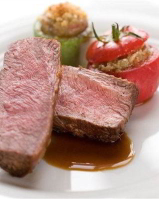 Запеченное филе альпийского ягненка с помидорами и молодыми кабачками, фаршированными баклажанами