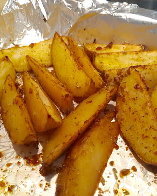 Запеченные картофельные дольки с чесноком и розмарином