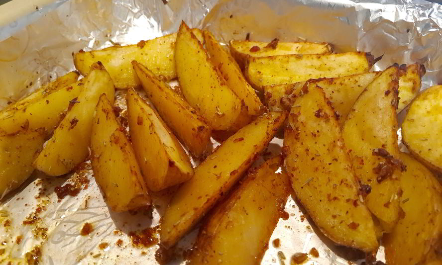 Рецепт запеченных картофельных долек с чесноком и розмарином