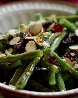 Зеленая фасоль с миндалем и клюквой