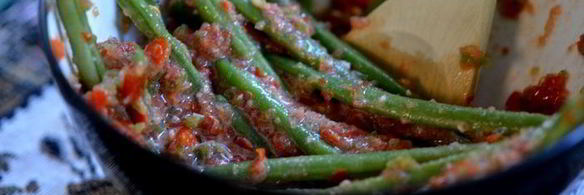 зеленая фасоль со свежим томатным чатни