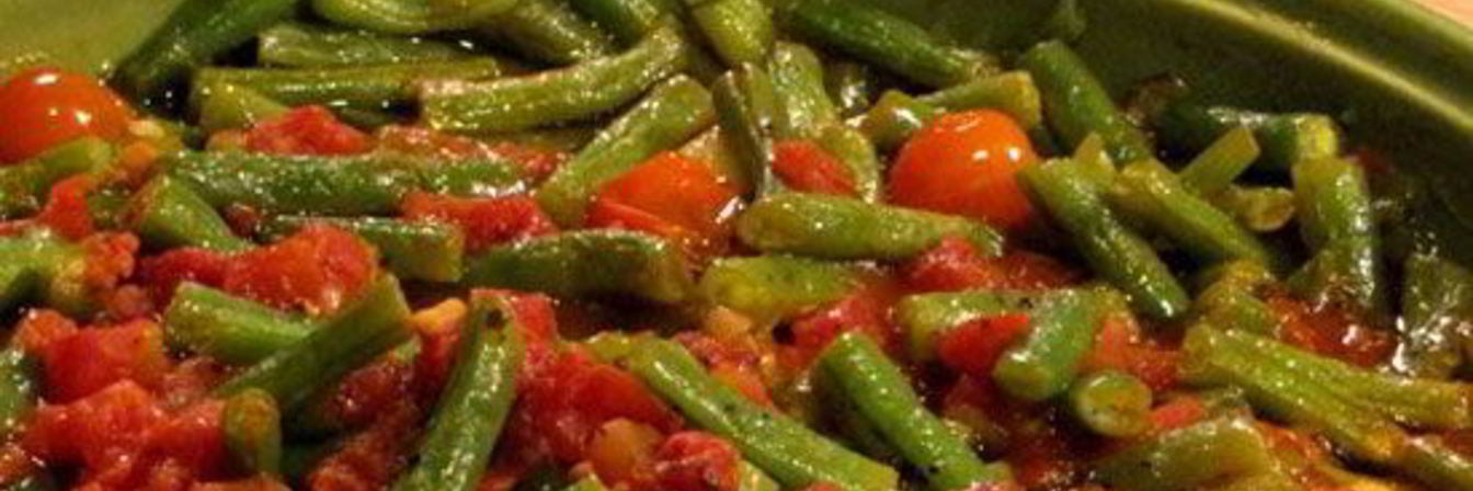 Зеленая фасоль, запеченная с помидорами